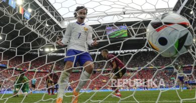 Pemain Prancis Antoine Griezmann merayakan gol bunuh diri pemain Belgia pada pertandingan babak babak enam belas besar Euro 2024 di Duesseldorf, Jerman, Senin (1/7/2024). Prancis lolos ke perempat final Euro 2024 usai mengalahkan Belgia dengan skor 1-0. Gol sematawayang Prancis dicetak lewat gol bunuh diri bek Belgia Jan Vertonghen di menit ke-85.