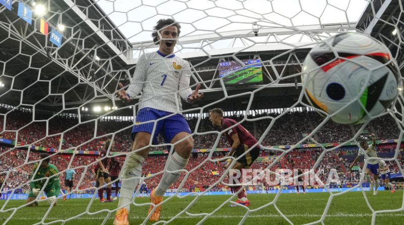 Pemain Prancis Antoine Griezmann merayakan gol bunuh diri pemain Belgia pada pertandingan babak babak enam belas besar Euro 2024 di Duesseldorf, Jerman, Senin (1/7/2024). Prancis lolos ke perempat final Euro 2024 usai mengalahkan Belgia dengan skor 1-0. Gol sematawayang Prancis dicetak lewat gol bunuh diri bek Belgia Jan Vertonghen di menit ke-85.