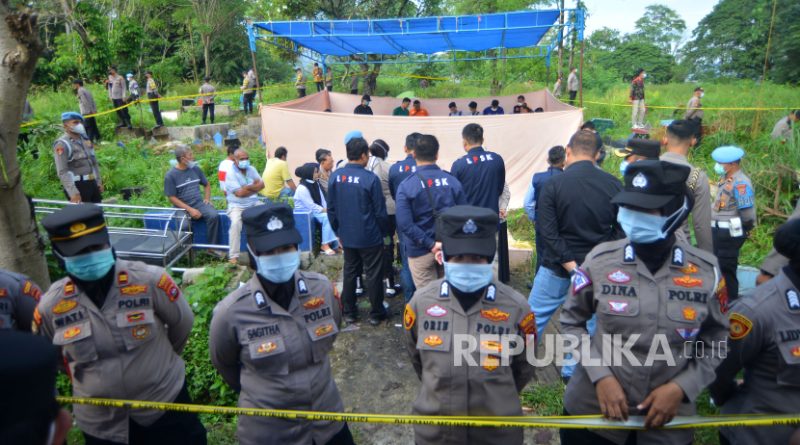 Petugas kepolisian mengawal proses pembongkaran kuburan jasad Afif Maulana, saat proses ekshumasi di Padang, Sumatera Barat, Kamis (8/8/2024). Polda Sumbar mengabulkan permintaan keluarga remaja SMP yang tewas diduga dianiaya polisi itu dengan melakukan ekshumasi atau penggalian kubur dan autopsi ulang di Instalasi Forensik RSUP M Djamil Padang untuk mengetahui penyebab kematian korban.