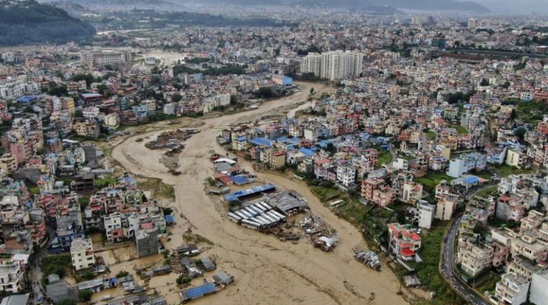 Sungai Bagmati terlihat banjir akibat hujan lebat di Kathmandu, Nepal, Sabtu, 28 September 2024.
