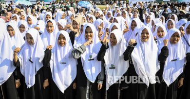 Sejumlah santri menyanyikan Mars Santri saat mengikuti upacara memperingati Hari Santri Nasional di Lapangan Maulana Yudha Negara, Tigaraksa, Kabupaten Tangerang, Banten, Selasa (22/10/2024). Upacara yang diikuti perwakilan pondok pesantren se-Kabupaten Tangerang tersebut mengusung tema Menyambung Juang, Merengkuh Masa Depan.