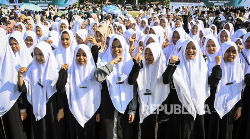 Sejumlah santri menyanyikan Mars Santri saat mengikuti upacara memperingati Hari Santri Nasional di Lapangan Maulana Yudha Negara, Tigaraksa, Kabupaten Tangerang, Banten, Selasa (22/10/2024). Upacara yang diikuti perwakilan pondok pesantren se-Kabupaten Tangerang tersebut mengusung tema Menyambung Juang, Merengkuh Masa Depan.