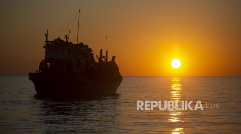 Ditolak Berlabuh, Imigran Rohingya di Perairan Aceh Selatan Bertahan di Kapal