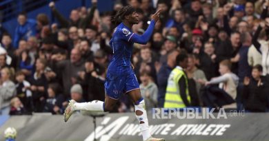 Pemain Chelsea Noni Madueke melakukan selebrasi seusai mencetak gol ke gawang Nottingham Forest dalam pertandingan sepak bola Liga Premier Inggris di Stamford Bridge, London, Ahad (6/10/2024).