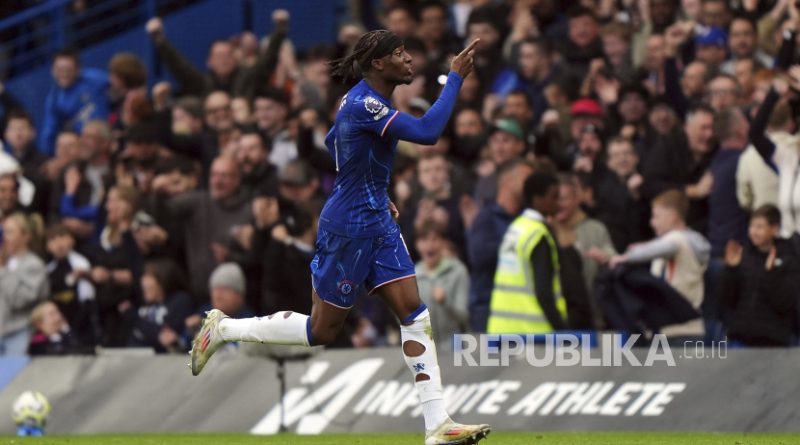 Pemain Chelsea Noni Madueke melakukan selebrasi seusai mencetak gol ke gawang Nottingham Forest dalam pertandingan sepak bola Liga Premier Inggris di Stamford Bridge, London, Ahad (6/10/2024).