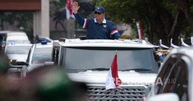 Presiden Prabowo Subianto menyapa warga saat meninggalkan Akademi Militer usai memimpin kegiatan pembekalan, rapat kerja dan retreat Kabinet Merah Putih 2024-2029 di Akademi Militer Magelang, Jawa Tengah, Ahad (27/10/2024). Kegiatan yang telah diikuti anggota Kabinet Merah Putih tersebut dalam rangka untuk menyamakan frekuensi dan gerak langkah pemerintahan ke depan untuk kemajuan Indonesia. 