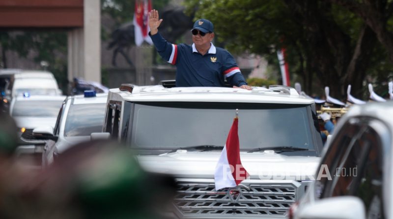 Presiden Prabowo Subianto menyapa warga saat meninggalkan Akademi Militer usai memimpin kegiatan pembekalan, rapat kerja dan retreat Kabinet Merah Putih 2024-2029 di Akademi Militer Magelang, Jawa Tengah, Ahad (27/10/2024). Kegiatan yang telah diikuti anggota Kabinet Merah Putih tersebut dalam rangka untuk menyamakan frekuensi dan gerak langkah pemerintahan ke depan untuk kemajuan Indonesia. 