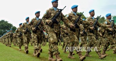 Prajurit TNI  yang tergabung dalam Kontingen Garuda XXIII-L/UNIFIL berbaris usai mengikuti upacara pelepasan pasukan, di Semarang, pada 2017.