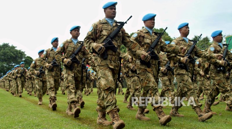 Prajurit TNI  yang tergabung dalam Kontingen Garuda XXIII-L/UNIFIL berbaris usai mengikuti upacara pelepasan pasukan, di Semarang, pada 2017.