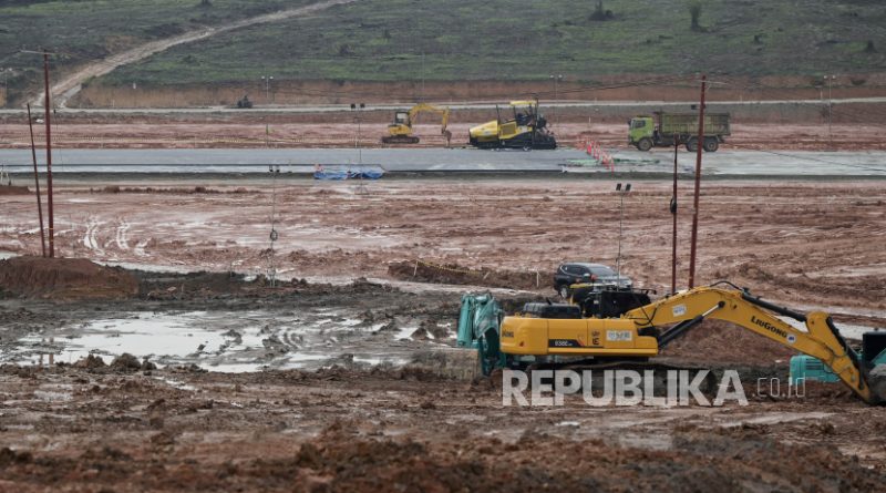 Alat berat beroperasi di area proyek Bandara VVIP, Penajam Paser Utara, Kalimantan Timur, Kamis (15/8/2024). Kemenhub segera menguji coba pendaratan pesawat besar di Bandara IKN.