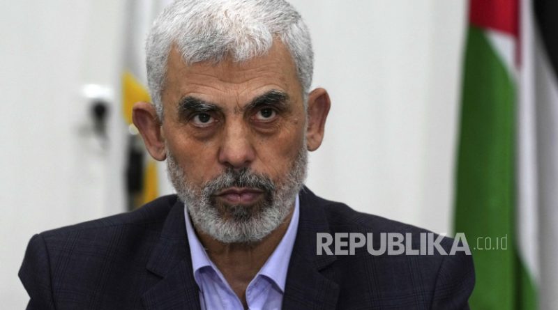 Pemimpin Senior Hamas Yahya Sinwar saat mempimpin pertemuan dengan petinggi faksi Palestina di Kantornya di Gaza, 13 April 2022.
