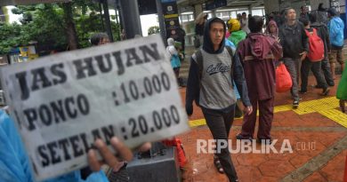 Sejumlah tukang ojek pangkalan dengan mengenakan jas hujan mencari penumpang di Stasiun Tebet, Jakarta, Selasa (30/1/2024).