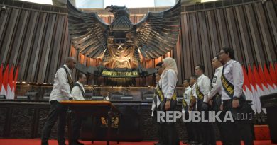 Pegawai MPR melakukan gladi kotor pelantikan presiden dan wakil presiden di Ruang Rapat Paripurna I, Gedung Nusantara, Kompleks parlemen, Jakarta, Jumat (18/10/2024). Gladi tersebut dilakukan untuk persiapan menjelang pelantikan Presiden dan Wakil Presiden terpilih masa bakti 2024-2029 Prabowo Subianto dan Gibran Rakabuming Raka yang akan dilaksanakan pada Ahad (20/10/2024).