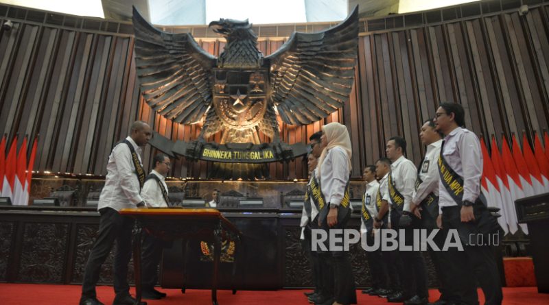 Pegawai MPR melakukan gladi kotor pelantikan presiden dan wakil presiden di Ruang Rapat Paripurna I, Gedung Nusantara, Kompleks parlemen, Jakarta, Jumat (18/10/2024). Gladi tersebut dilakukan untuk persiapan menjelang pelantikan Presiden dan Wakil Presiden terpilih masa bakti 2024-2029 Prabowo Subianto dan Gibran Rakabuming Raka yang akan dilaksanakan pada Ahad (20/10/2024).