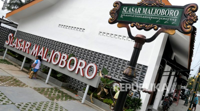 Salah satu sudut bangunan Slasar Malioboro, Stasiun Tugu, Yogyakarta, Kamis (11/3). Slasar Malioboro dibangun oleh PT KAI merupakan pengembangan kawasan Stasiun Tugu. Tempat ini menjadi penghubung antara stasiun dengan kawasan Malioboro. Dengan luas 1.700 meter persegi ini akan menampung 18 retail serta 30 UMKM.