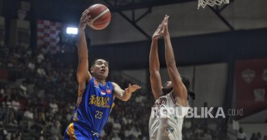 Pebasket Satria Muda Pertamina Jakarta Alvan Seputra berusaha melewati pemain Pelita Jaya Jakarta pada laga final game 2 IBL All Indonesian Piala Menpora di Hall Basket Senayan, Gelora Bung Karno, Jakarta, Sabtu (5/10/2024). Pelita Jaya berhasil mengalahkan Satria Muda dengan skor 72-55. Dengan hasil ini membuat gelar juara IBL All Indonesian piala Menpora harus ditentukan pada final game 3 yang dijadwalkan berlangsung besok, Ahad (6/10/2024).