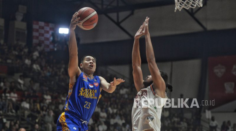 Pebasket Satria Muda Pertamina Jakarta Alvan Seputra berusaha melewati pemain Pelita Jaya Jakarta pada laga final game 2 IBL All Indonesian Piala Menpora di Hall Basket Senayan, Gelora Bung Karno, Jakarta, Sabtu (5/10/2024). Pelita Jaya berhasil mengalahkan Satria Muda dengan skor 72-55. Dengan hasil ini membuat gelar juara IBL All Indonesian piala Menpora harus ditentukan pada final game 3 yang dijadwalkan berlangsung besok, Ahad (6/10/2024).