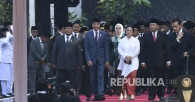 Presiden Joko Widodo (kedua kiri) didampingi Menteri Pertahanan yang juga Presiden terpilih Prabowo Subianto (kiri), Ketua DPR Puan Maharani (kedua kanan) dan Ketua MPR Bambang Soesatyo (kanan) menghadiri upacara peringatan Hari Kesaktian Pancasila di Monumen Pancasila Sakti, Lubang Buaya, Jakarta, Selasa (1/10/2024). Peringatan Hari Kesaktian Pancasila 2024 mengusung tema Bersama Pancasila Kita Wujudkan Indonesia Emas.