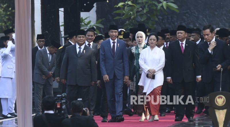 Presiden Joko Widodo (kedua kiri) didampingi Menteri Pertahanan yang juga Presiden terpilih Prabowo Subianto (kiri), Ketua DPR Puan Maharani (kedua kanan) dan Ketua MPR Bambang Soesatyo (kanan) menghadiri upacara peringatan Hari Kesaktian Pancasila di Monumen Pancasila Sakti, Lubang Buaya, Jakarta, Selasa (1/10/2024). Peringatan Hari Kesaktian Pancasila 2024 mengusung tema Bersama Pancasila Kita Wujudkan Indonesia Emas.