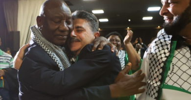 Presiden Afrika Selatan Cyril Ramaphosa (kiri) memeluk Wakil Duta Besar Palestina, Bassam Elhussiny ketika menyaksikan Mahkamah Internasional (ICJ), memutuskan tindakan darurat yang diminta oleh Afrika Selatan terhadap Israel atas perangnya di Jalur Gaza, di Johannesburg, 26 Januari 2024.
