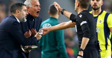 Ekspresi Jose Mourinho (kedua kiri) saat diusir oleh wasit Clement Turpin dalam pertandingan Fenerbahce vs Manchester United di Liga Europa.