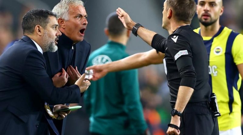 Ekspresi Jose Mourinho (kedua kiri) saat diusir oleh wasit Clement Turpin dalam pertandingan Fenerbahce vs Manchester United di Liga Europa.