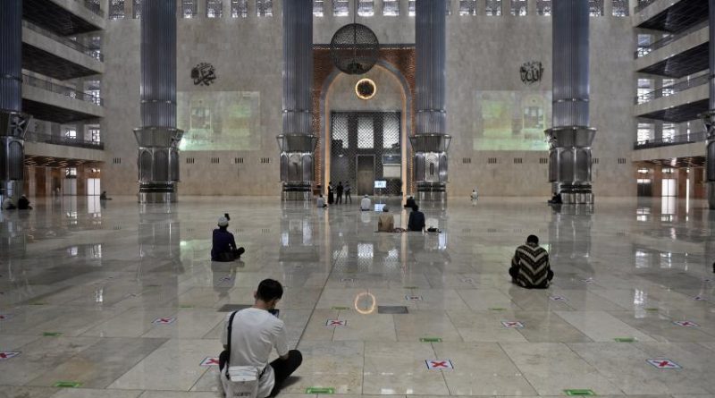 Jamaah beraktifitas usai melaksanakan sholat  di dalam Masjid (ilustrasi).