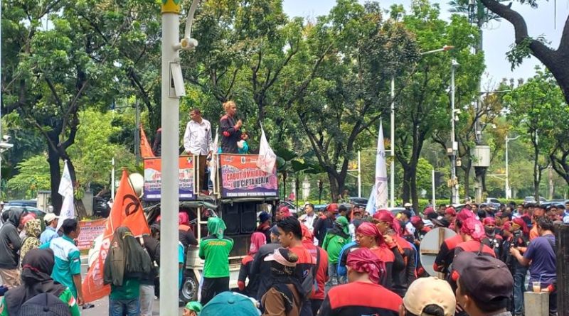 Massa buruh melakukan aksi di depan Balai Kota DKI Jakarta, Rabu (30/10/2024).