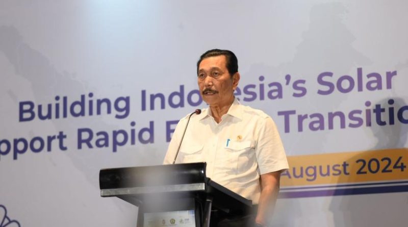 Menko Bidang Kemaritiman dan Investasi Luhut Binsar Pandjaitan berbicara pada kegiatan Indonesia Solar Summit (ISS) 2024 di Jakarta, Rabu (21/8/2024).