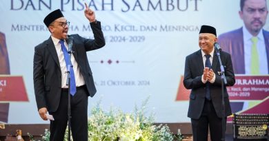 Menteri Usaha Mikro Kecil dan Menengah (UMKM) periode 2024-2029 Maman Abdurrahman (kiri) melakukan serah terima jabatan dan pisah sambut dengan Menteri Koperasi dan UKM (MenKopUKM) periode 2019-2024 Teten Masduki di gedung Smesco, Jakarta, Senin (21/10/2024).