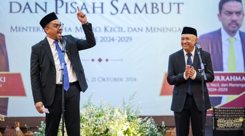 Menteri Usaha Mikro Kecil dan Menengah (UMKM) periode 2024-2029 Maman Abdurrahman (kiri) melakukan serah terima jabatan dan pisah sambut dengan Menteri Koperasi dan UKM (MenKopUKM) periode 2019-2024 Teten Masduki di gedung Smesco, Jakarta, Senin (21/10/2024).