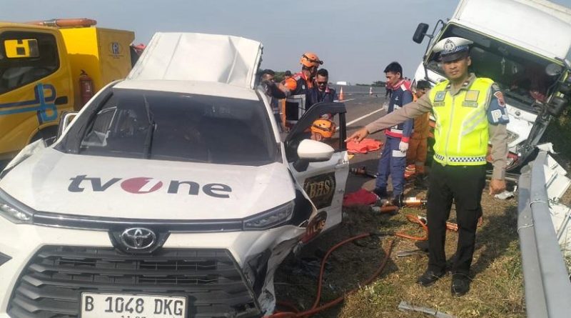 Mobil TV One dilaporkan mengalami kecelakaan di KM 315+600 A Pemalang-Batang Tol Road atau dari arah Jakarta hendak ke Semarang, Kamis (31/10/2024).
