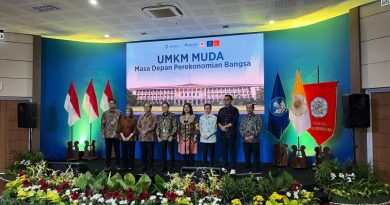 Para narasumber berfoto bersama pada acara diskusi bertajuk UMKM MUDA: Masa Depan Perekonomian Bangsa yang diadakan di Auditorium Pusat Pembelajaran, lantai 8, Fakultas Ekonomika dan Bisnis (FEB) UGM, Jumat (11/10/2024).