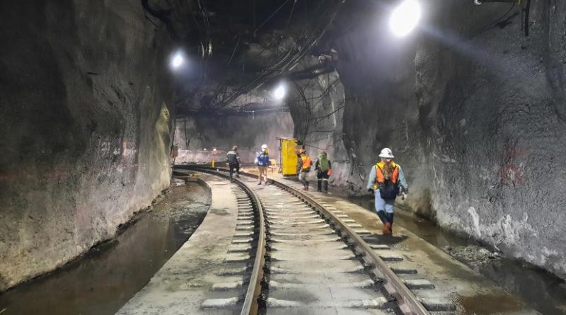 Pekerja melintasi areal tambang bawah tanah Grasberg Blok Cave (GBC) yang mengolah konsentrat tembaga di areal PT Freeport Indonesia, di Papua (ilustrasi).