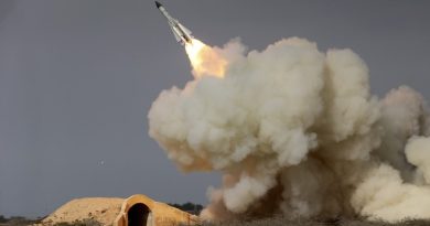 Sebuah foto yang mengilustrasikan peluncuran misil militer Iran di kota Bushehr, pada akhir Desember 2016. Pemerintah AS baru saja menjatuhkan sanksi kepada Iran atas dugaan kepemilikan misil yang bisa membawa senjata nuklir.