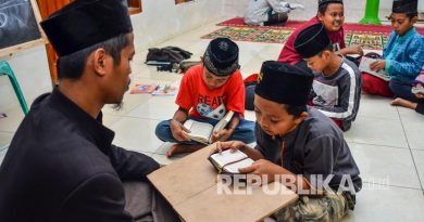 Sejumlah anak mengikuti Program Magrib Mengaji.