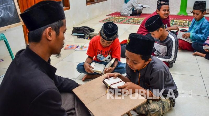 Sejumlah anak mengikuti Program Magrib Mengaji.