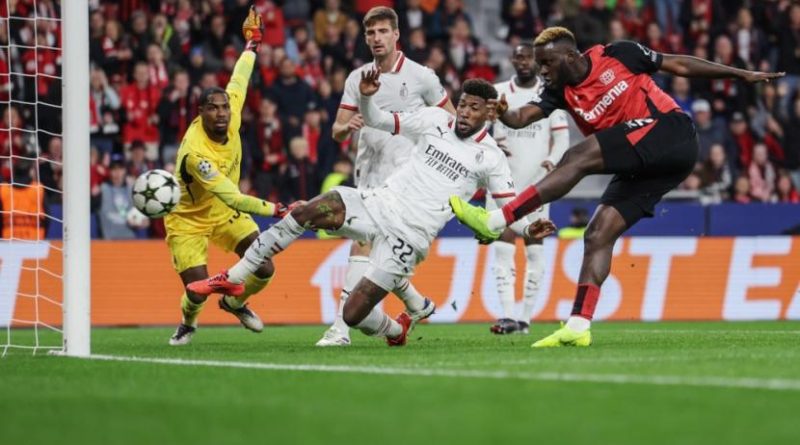 Victor Boniface dari Bayer Leverkusen (kanan) mencetak gol ke gawang AC Milan dalam pertandingan Liga Champions di BayArena, Leverkusen, Rabu (2/10/2024) dini hari WIB.