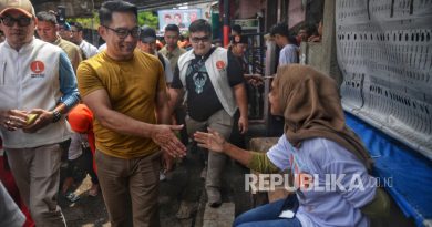 Calon Gubernur DKI Jakarta nomor urut 1 Ridwan Kamil (RK) menyalami warga saat mengunjungi kawasan RW 2 Kebon Pala, Kampung Makasar, Jakarta, Ahad (3/11/2024). Kedatangan RK disambut oleh para warga, simpatisan hingga tim marawis. Dalam kesempatan tersebut Ridwan Kamil (RK) menjelaskan tujuan kedatangannya dalam rangka menjemput dukungan dan menyerap aspirasi dari warga. RK juga menyampaikan program-programnya untuk Jakarta.