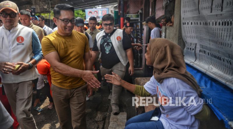 Calon Gubernur DKI Jakarta nomor urut 1 Ridwan Kamil (RK) menyalami warga saat mengunjungi kawasan RW 2 Kebon Pala, Kampung Makasar, Jakarta, Ahad (3/11/2024). Kedatangan RK disambut oleh para warga, simpatisan hingga tim marawis. Dalam kesempatan tersebut Ridwan Kamil (RK) menjelaskan tujuan kedatangannya dalam rangka menjemput dukungan dan menyerap aspirasi dari warga. RK juga menyampaikan program-programnya untuk Jakarta.