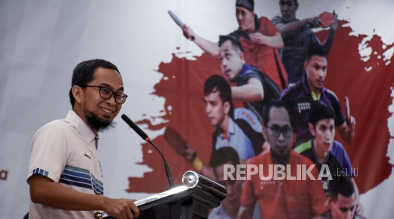 Ustadz Adi Hidayat memberikan sambutan pada pembukaan Ustadz Adi Hidayat (UAH) Super Series 2021 di Gedung Graha Sanusi Hardjadinata UNPAD, Kota Bandung, Jumat (22/10). Gubernur Jawa Barat Ridwan Kamil membuka secara resmi Kejuaraan Tenis Meja Indonesia UAH Super Series 2021 yang diikuti oleh 80 atlet profesional dari berbagai daerah di Indonesia dan digelar dari 22 - 24 Oktober 2021. Foto: Republika/Abdan Syakura