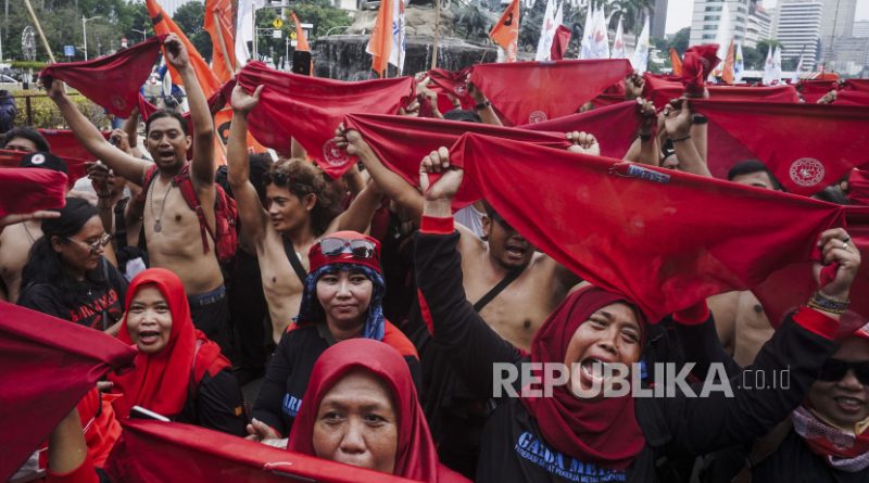 Sejumlah buruh berdemonstrasi di kawasan Patung Kuda, Jakarta.