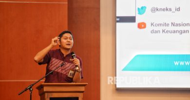Direktur Komite Nasional Ekonomi dan Keuangan Syariah (KNEKS) Sutan Emir Hidayat memaparkan materi dalam acara seminar nasional di Auditorium Fakultas Ekonomi dan Manajemen IPB University, Bogor, Jawa Barat, Sabtu (26/8/2023). Seminar tersebut mengangkat tema Menghadapi Ketidakpastian Global Melalui Optimalisasi Pembangunan Ekonomi Syariah Berkelanjutan yang diikuti oleh tamu undangan dan mahasiswa Fakultas Ekonomi dan Manajemen IPB University.