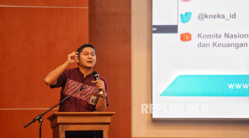 Direktur Komite Nasional Ekonomi dan Keuangan Syariah (KNEKS) Sutan Emir Hidayat memaparkan materi dalam acara seminar nasional di Auditorium Fakultas Ekonomi dan Manajemen IPB University, Bogor, Jawa Barat, Sabtu (26/8/2023). Seminar tersebut mengangkat tema Menghadapi Ketidakpastian Global Melalui Optimalisasi Pembangunan Ekonomi Syariah Berkelanjutan yang diikuti oleh tamu undangan dan mahasiswa Fakultas Ekonomi dan Manajemen IPB University.