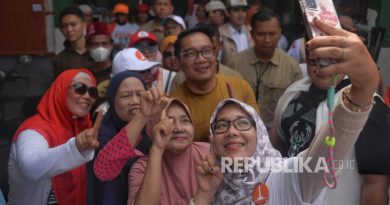 Calon Gubernur DKI Jakarta nomor urut 1 Ridwan Kamil (RK) berfoto dengan warga saat mengunjungi kawasan RW 2 Kebon Pala, Kampung Makasar, Jakarta, Ahad (3/11/2024). Kedatangan RK disambut oleh para warga, simpatisan hingga tim marawis. Dalam kesempatan tersebut Ridwan Kamil (RK) menjelaskan tujuan kedatangannya dalam rangka menjemput dukungan dan menyerap aspirasi dari warga. RK juga menyampaikan program-programnya untuk Jakarta.