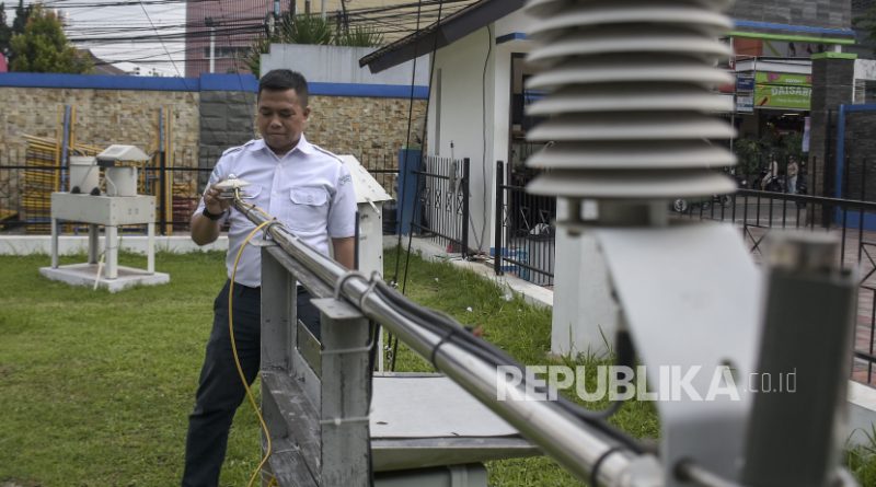 Petugas memeriksa alat Automatic Weather Station (AWS) di halaman Kantor BMKG Bandung (Ilustrasi)