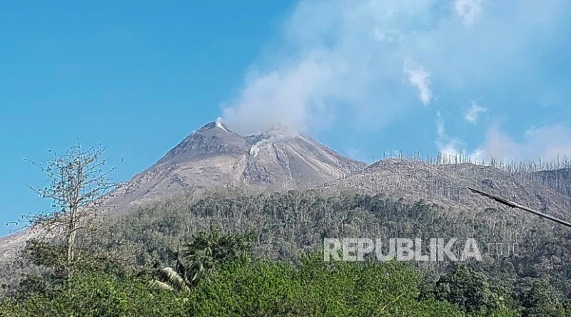 Gunung Lewotobi Laki-Laki mengeluarkan asap vulkanik terlihat dari Kecamatan Ile Bura, Kabupaten Flores Timur, Nusa Tenggara Timur, Senin (4/11/2024). Badan Pencarian dan Pertolongan atau Basarnas yang berbasis di Kabupaten Maumere menyatakan data korban meninggal dunia akibat erupsi Gunung Lewotobi Laki-Laki  per Senin 4 November 2024 pukul 11.51 Wita berjumlah 10 orang.