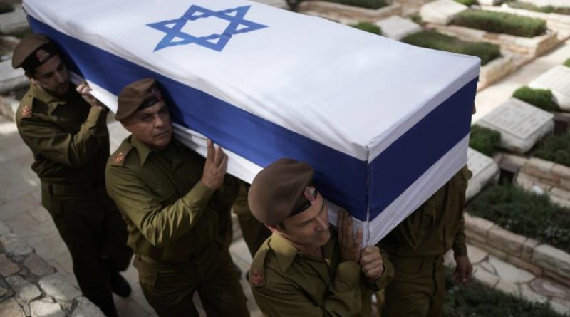 Pasukan Israel menggotong peti mati perwira IDF yang tewas dalam aksi di Lebanon, saat pemakamannya di Mount Herzl di Yerusalem, Jumat, 25 Oktober 2024.