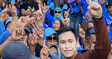 Cabup Halmahera Timur Farrel Adhitama (kanan) bersama warga.