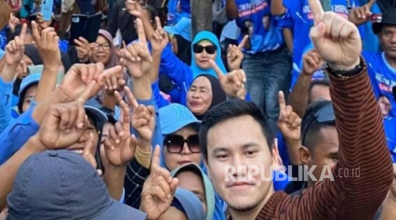 Cabup Halmahera Timur Farrel Adhitama (kanan) bersama warga.